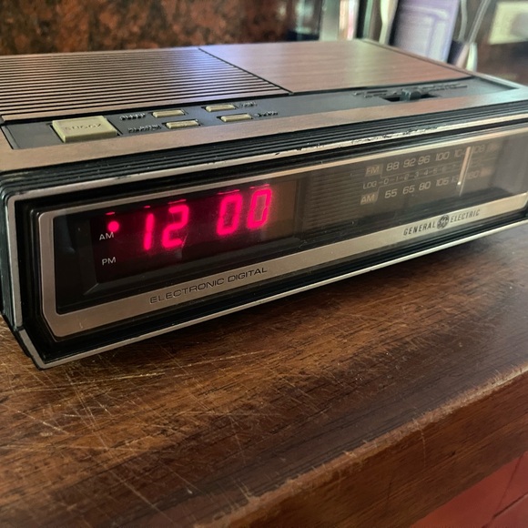 Vintage GE plug in alarm clock 📻 radio. Model no. 7-4635A - Picture 1 of 4